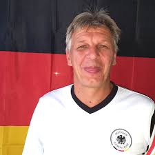 Das an sich nicht blamable. Hausmeister Joachim Low Bei Ihm Klingelt Oft Nachts Das Telefon Stern De