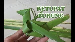 Lalu kita bentuk lagi menjadi sebuah sarang burung. Cara Membuat Ketupat Kepiting Dari Daun Kelapa