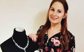 Sie suchen ein neues individuelles outfit, einem brautkleid, einem tanzkleid oder faschingskostüm, ich berate sie gern. Tullwerk Brautmode