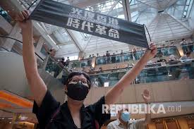 Look through examples of spanduk translation in sentences, listen to pronunciation and learn grammar. China Akan Punya Kuasa Penuh Atas Keamanan Hong Kong Republika Online