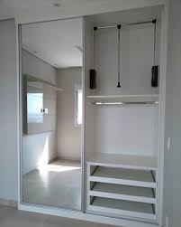 Alandan tasarruf sağlayan gömme dolaplar, tabandan tavana kadar bütün boşluğu kapattıkları için temiz bir görünüm ve düzen sağlar. Ray Dolap Modelleri