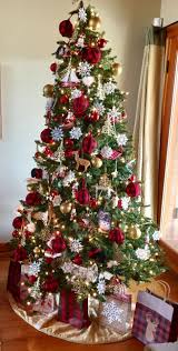 40 Awesome Farmhouse Christmas Tree Ideas Look Very Beautiful Christmas Tree Themes Gold Christmas Tree Decorations Christmas Tree Inspiration