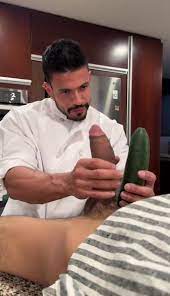 Hot chef compares a cucumber ( no cum ) - ThisVid.com