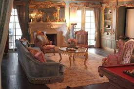 This Is What You Find Inside Paris Hilton S House Paris Hilton House Celebrity Houses Paris Living Rooms