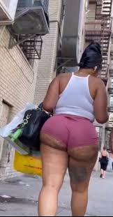 EBONY PINK SHORTS WHITE TANK TOP BIG ASS WALKING - ThisVid.com En español