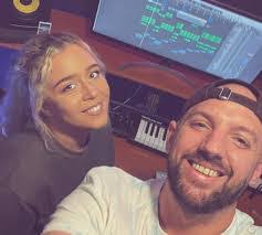 Danielle Ammon's Instagram, Twitter & Facebook