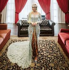 Namun brokat sendiri memiliki pelbagai jenis yang seringkali menciptakan kita semakin bingung memilih. 12 Kebaya Pengantin Yang Diprediksi Jadi Tren 2020