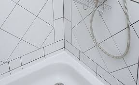 Pour refaire un carrelage en partant d'un angle de la maison, plutôt que le centre, vérifiez à chaque fois de l'alignement des carreaux et pensez à ajuster le carrelage au niveau du sol. Comment Refaire Les Joints D Une Douche