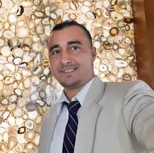 Hoy recorrí el Parque Central y la Tercera Avenida de San Pedro Sula, junto  a mi esposa Iroshka Lindaly Nasralla, ante los medios de comunicación  explique la urgencia de sacar el tripartidismo