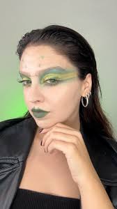 El look de Halloween que estabas esperando 👀🐍🔥, 💚 Buttermelt  Highlighter Iluminador de @nyxcosmetics_es, 💚 Forever Flawless Paleta  Sombras de Ojos Astro Nova Green de @makeuprevolutiones, 💚 Pestañas ...