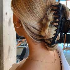 Pince Crocodile Voici L Accessoire Cheveux Venu Des 90s Qui Fait Son Grand Retour Clip Hairstyles Claw Hair Clips 90s Hairstyles