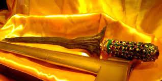 Keris taming sari was a dagger weapon (keris) of immense power, most famously belonging to the malay hero hang tuah. Keris Taming Sari Ada Disimpan Di Perak