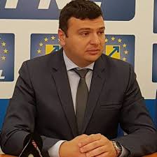 Sergiu bîlcea, vicepreşedintele consiliului judeţean arad, a reprezentat alături de prefectul gheorghe stoian administraţia arădeană la şedinţa consiliului naţional pentru situaţii de urgenţă. Sergiu Bilcea Pnl Psd Propune La Arad Dublarea SubvenÅ£iilor La CÄƒldurÄƒ In Timp Ce La Bucuresti Decide SÄƒ Fie Eliminate Cu Totul Newsar Ro