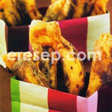 Pisang berbalut kulit lumpia tipis ini juga memiliki isian coklat yang seketika lumer ketika digoreng. Pisang Aroma Cokelat Keju