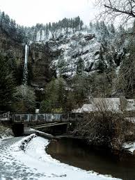Multnomah falls in oregon is one of the top attractions in the columbia river gorge, and for the lucky ones who time their visit just right to see multnomah falls in winter when it's surrounded by snow. Hd Wallpaper United States Multnomah Falls Waterfall Railroad Winter Wallpaper Flare