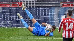 Unai simón sigue titular (foto: Unai Simon Le Tiende Un Guante A Kepa Arrizabalaga