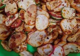 Seblak basah menggunakan kerupuk yang harus direndam terlebih dahulu, sedangkan pada seblak kering, kerupuk digoreng langsung dengan. Resep Seblak Kerupuk Bantat Kering Pedes Nampol Oleh Bunda Kiky Cookpad