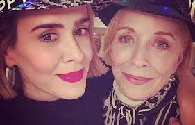 Sarah Paulson diz que críticas ao relacionamento dela com Holland Taylor se  devem a discriminação etária