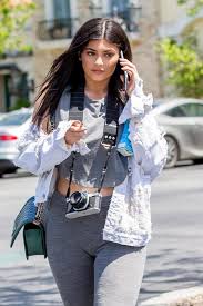 Kylie jenner y kim kardashian están a punto de sacar un perfume juntas. Kylie Jenner S Favourite Fragrance Is Kim Kardashian West S Perfume