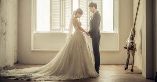 Diese bedeutung kann die farbe blau in verbindung mit dem blut auch haben, sie symbolisiert darüber hinaus aber ebenso die ruhe und den frieden, welche das leben des träumenden auszeichnen. Alt Neu Geborgt Blau Was Ihr Uber Diesen Hochzeitsbrauch Wissen Musst Flitterbook