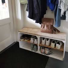 Schuhschrank Aus Obstkisten Weiss Mit Altem Regalbrett Lang Stylingathome De In 2020 Schuhschrank Weiss Obstkisten Regal Regal Weiss