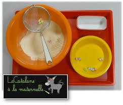 Tamiser De La Farine Pour Retrouver Les Petits Tresors Ateliers Montessori Ateliers Autonomes Gs Maternelle