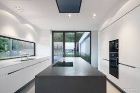 Exklusive Villa Mit Modernen Wasserbecken Aus Cortenstahl Und Stimmungsvoller Ga Cortenstahl E Kuchendesign Modern Luxus Kuche Design Moderne Kuchenideen