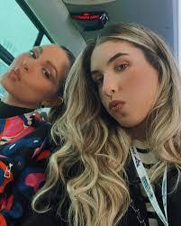 Clarissa Brito's Instagram, Twitter & Facebook