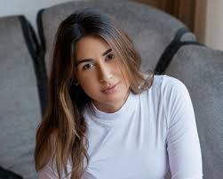 Έχει κάνει αρκετές φωτογραφίσεις ως μοντέλο σε περιοδικά για γερμανικές αυτοκινητοβιομηχανίες. H Ramona Blanth Krazei Thn Maripoza Dinei La8os Protypo Sta Paidia Poy Thn Akoloy8oyn Sto Instagram Opws Oles Oi Tsitsides Iciao