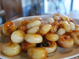 Potete per esempio servirle come antipasto, per l'aperitivo oppure semplicemente come contorno di un piatto di carne. Cipolline Borettane Glassate