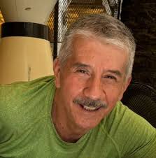 Sabías que esgalamido, en el dialecto paisa, se refiere a una persona  desnutrida, que además no le gusta trabajar? 😳🤣 Parte del elenco de #Rigo  te explica otras palabras autóctonas paisas .