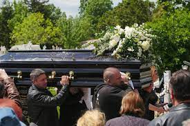 In fiecare zi, cele mai importante evenimente, transmisiuni live, analize, anchete si reportaje. Iubitul Lui Razvan Ciobanu A Lesinat La Inmormantare