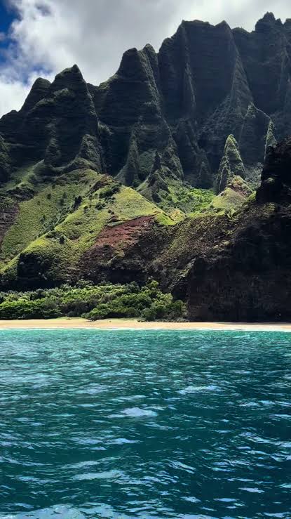 Hawaii Travel: Nature's Beauty and Island Life
