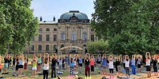Während des spiels in dresden war im fanblock des ostklubs ein banner mit der aufschrift „böhmermann, halt dein dummes wessimaul zu sehen. Jan Bohmermann Kommt Nach Dresden In Die Staatsoperette