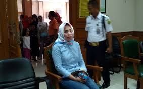 Selain itu dia juga tampil sebagai vokalis pendukung, penulis lagu dan produser. Berobat Ke Singapura Abdee Slank Ditemani Istri Muda