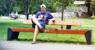 Le Banc Avec Des Panneaux Solaires Zano Mobilier Urbain Smart City Outdoor Outdoor Decor