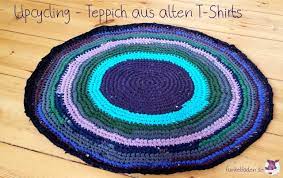 Super bequem und dehnbar stoff. Upcycling Teppich Aus Alten T Shirts Hakeln Einfache Anleitung