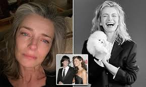 5 feet 10¼ inches (179 cm). Paulina Porizkova Shares Crying Selfie While Grieving Her Late Husband Seleksie