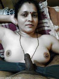 Real Amateur Indian Aunty Showing Big Juicy Boobs - Indian Girls Nude