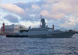 Начинается ежегодное празднование дня вмф россии традиционно с торжественного построения личного состава флотских частей и ритуала подъёма на кораблях андреевского флага и флагов расцвечивания (сигнальных флагов). Podgotovka K Glavnomu Voenno Morskomu Paradu Ministerstvo Oborony Rossijskoj Federacii