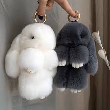Difficile De Resister A Ce Porte Clefs Lapin On A Juste Envie De Le Serrer Tres Fort Mais Bon C Est Un Porte Cles Car Jewelry Pom Pom Key Ring Cute Keychain
