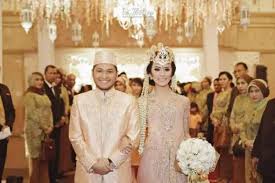 Provinsi yang masyarakat aslinya disebut masyarakat suku sunda ini dikenal telah memiliki peradaban yang cukup tinggi sejak masa silam. Pakaian Adat Sunda Nama Keunikan Gambar