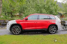 Кроссовер kodiaq производится в чехии, китае, россии и индии, а продаётся в 60 странах. 2021 Skoda Kodiaq Vrs Prototype Previews Design Tweaks Autocar