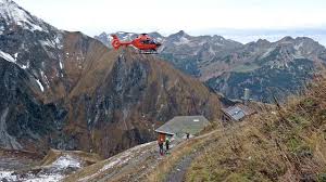 Mit schwerem gerät wird angeschwemmtes holz aus der stillach bei oberstdorf gehoben. Notruf Bergsteigergruppe Nahe Mittelberg Von Unwetter Uberrascht Oy Mittelberg