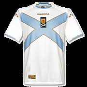 Die schottland heimtrikots ähneln ein wenig den fußballtrikots von ungarn mit den unregelmäßig verlaufenden querstreifen. Schottland Trikot Archiv Subside Sports