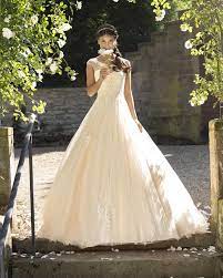 Das wichtigste kleid einer frau sollte gut gewählt sein. Hildrun Mit Schleppe Und Schnurung Hochzeit De