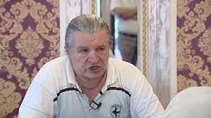 În video veți putea vedea 3 situații diferite în care a fost implicat teodosie snagoveanu: Teodosie Snagoveanu Pus La Zid De Un Ziarist Si Un Preot Youtube