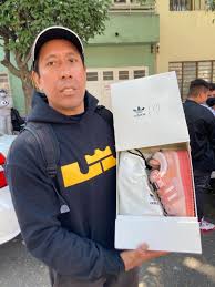 Zobacz najciekawsze publikacje na temat: Fila En La Tiendas Adidas Para Conseguir Los Tenis Rosa De Bad Bunny