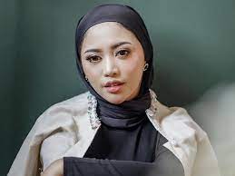 Awalnya, istri niko al hakim tersebut membagikan foto bersama sang ibunda di hari ibu, selasa, 22. Tutorial Hijab Pakai Anting Ala Rachel Vennya Hanya Perlu 5 Menit