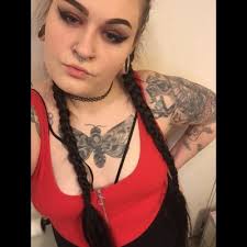 April Moreno (@Aprilandhercats)